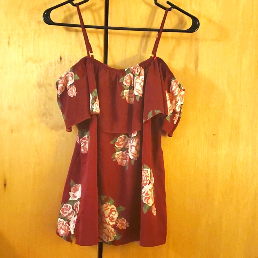 Juniors M cold shoulder red floral top